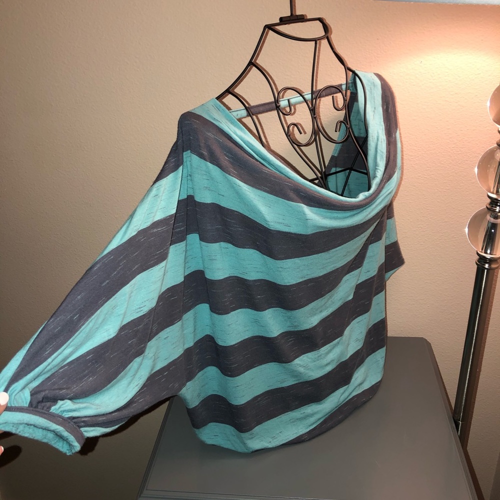 Splendid cowl 3/4 length top.